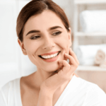 femeie - zambet, dupa procedura de implant dentar