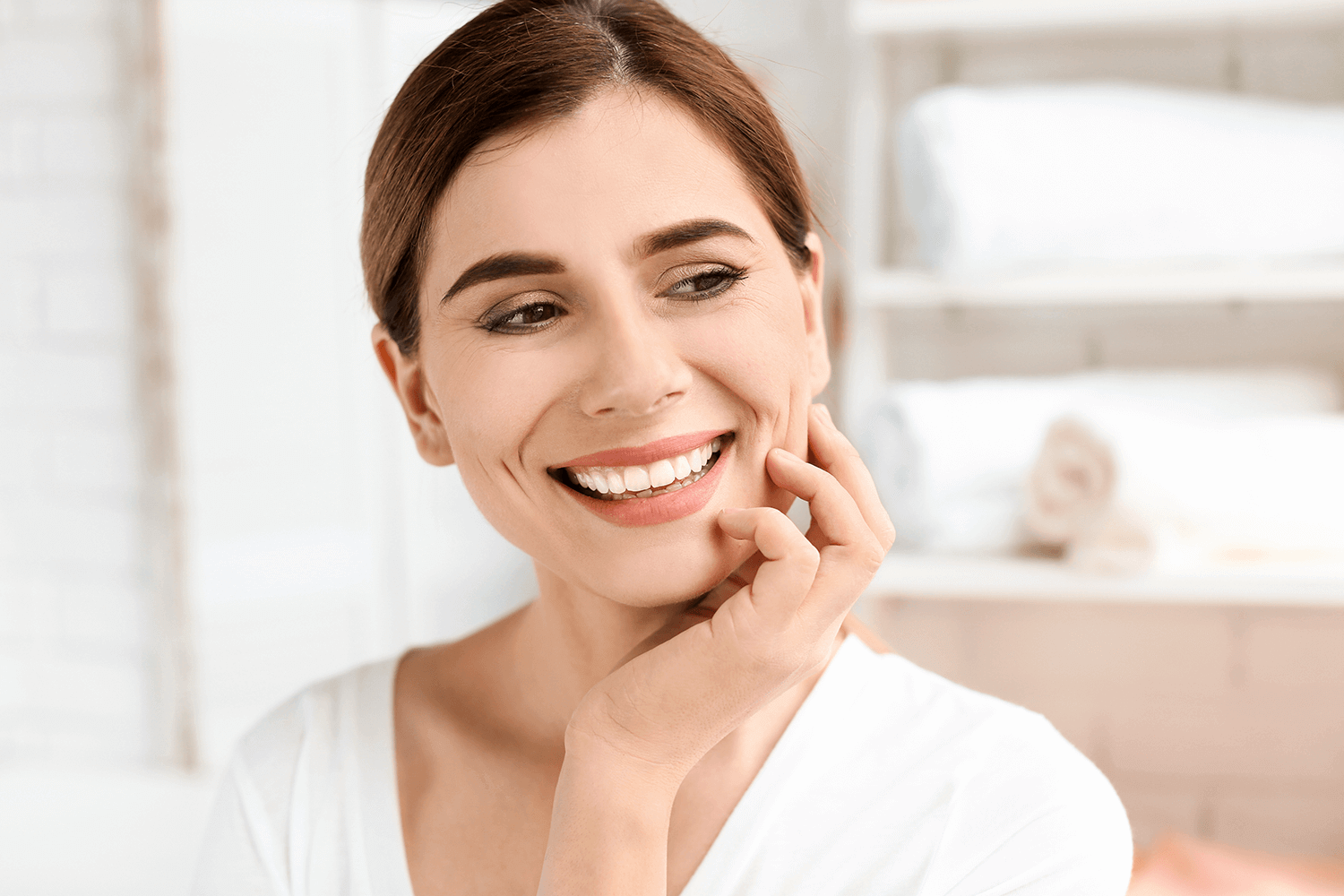 femeie - zambet, dupa procedura de implant dentar - green dental